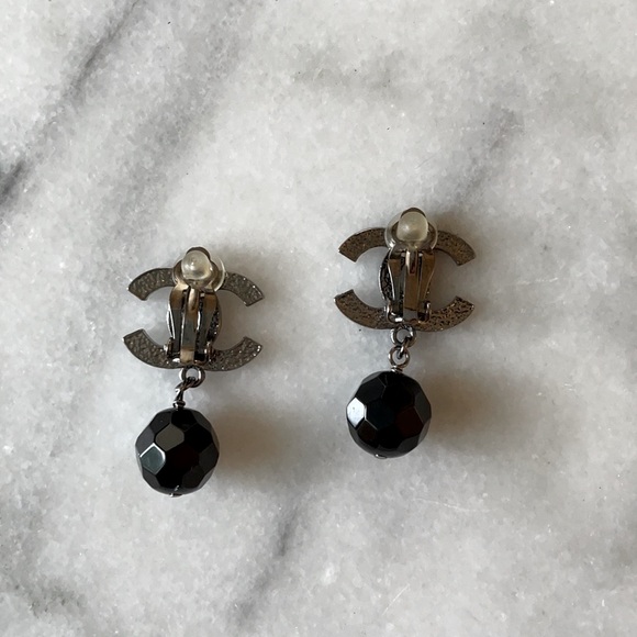 Real Chanel Earrings with double C logo & black bead - Picture 4 of 5